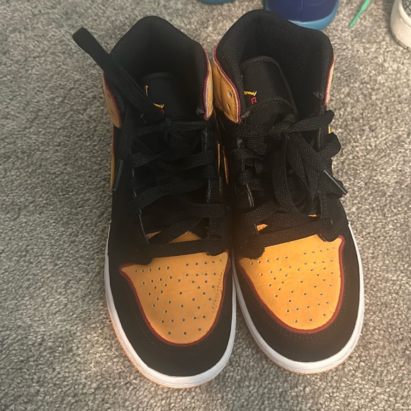 Kids Jordan size 3.5y..only worn once - Picture 1 of 3